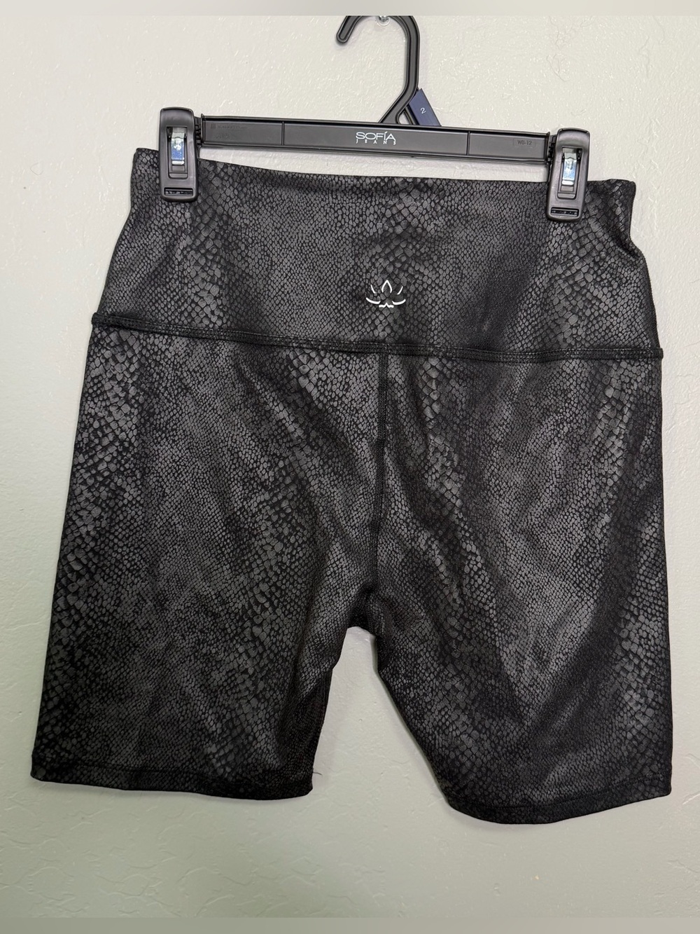 Beyond Yoga Viper Snake Embossed High Waisted Biker Short Sz L
